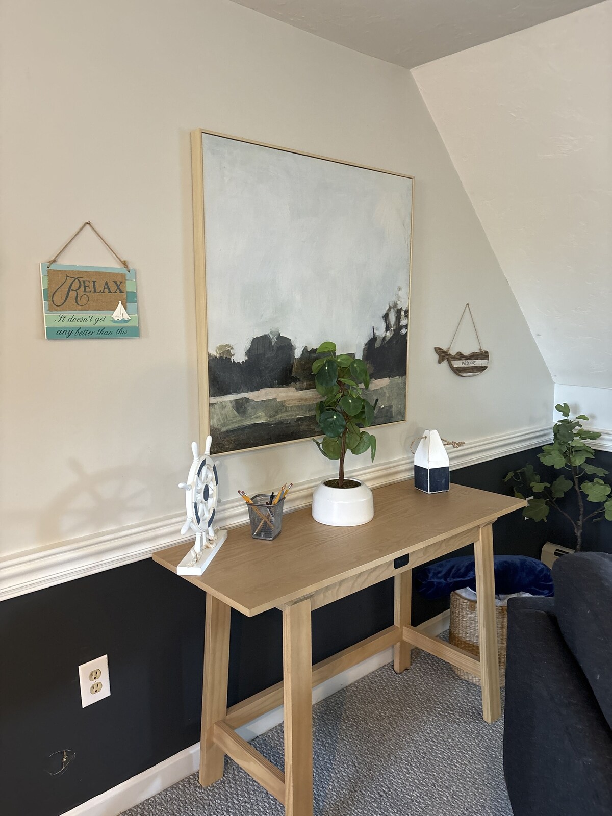 Great location! Remodeled apartment close to many amenities & Beaches