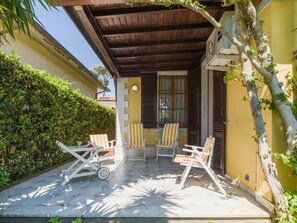 Zuhause, Möbel, Tür, Schatten, Gartenmöbel, Garten, Veranda, Stuhl, Garten, Hinterhof