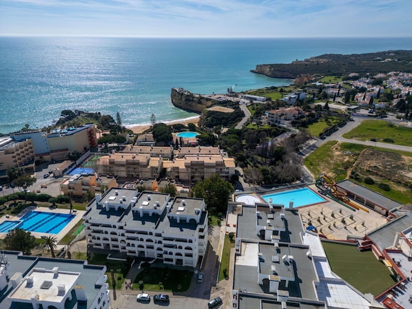 L'Eau, Piscine, Zone Résidentielle, Recours, Des Loisirs, Appartement, Côte, Condominium, Ville Resort, Photographie Aérienne
