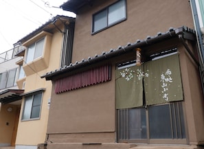 Rent Higashiyama Komachi house in Kanazawa - Front of property