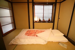 Rent Gion house in Kyoto | Japan Experience - Bedroom (futons)