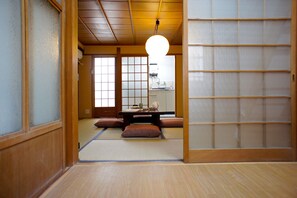 Rent Gion Matsubara house in Kyoto | Japan Experience - Living room