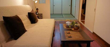 Rent Nishi Ikebukuro 3 apartment in Tokyo | Japan Experience - Living room / sofa bed