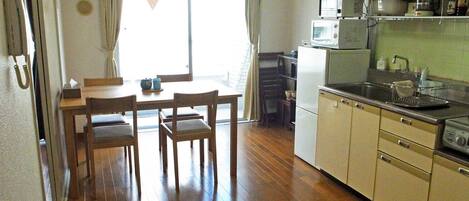 Appartment Asayake in Tokio | Japan Experience - Esszimmer / Küchentisch