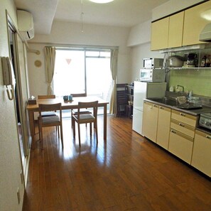 Appartment Asayake in Tokio | Japan Experience - Esszimmer / Küchentisch