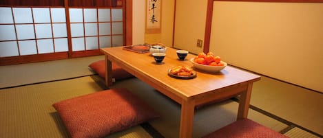 Rent Gion Rokudo house in Kyoto | Japan Experience - Living room