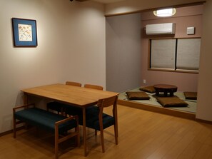 Mieten Sie das Haus Kanamori in Takayama  - Wohn- / Esszimmer