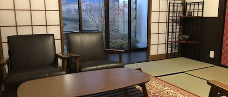 Rent Taisho Aburaya house in Takayama  - Living room