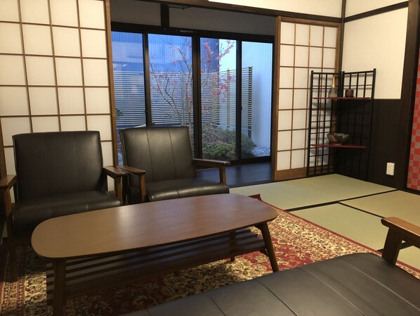 Louer la maison Taisho Aburaya à Takayama  - Le salon