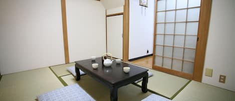 Rent Demachi 2 house in Kyoto | Japan Experience - Dining room