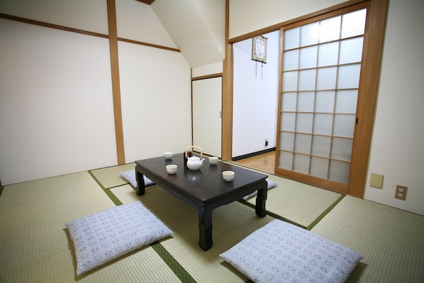 Rent Demachi 2 house in Kyoto | Japan Experience - Dining room