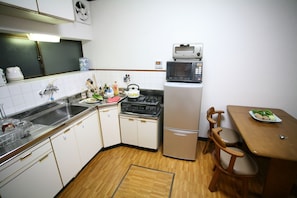 Rent Demachi 2 house in Kyoto | Japan Experience - Kitchen