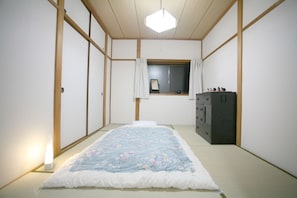 Rent Demachi 2 house in Kyoto | Japan Experience - Bedroom (futons)
