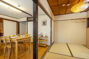 Rent Rohji house in Kyoto - Entrance / dining room