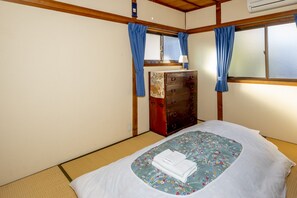 Rent Rohji house in Kyoto - Bedroom (futons)