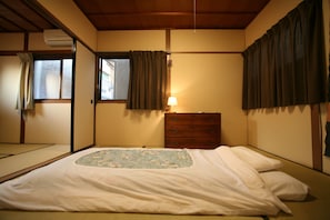 Rent Rohji house in Kyoto - Bedroom (futons)