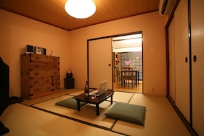 Rent Rohji house in Kyoto - Living room