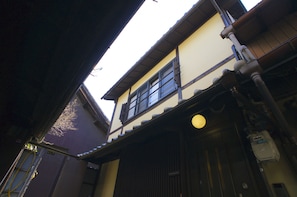 Rent Gojo Machiya house in Kyoto | Japan Experience - Front of property