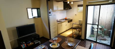 Rent Gojo Machiya house in Kyoto | Japan Experience - Kitchen / dining room and private garden