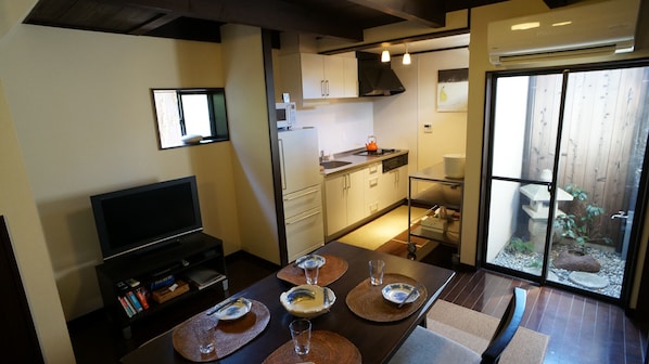 Rent Gojo Machiya house in Kyoto | Japan Experience - Kitchen / dining room and private garden