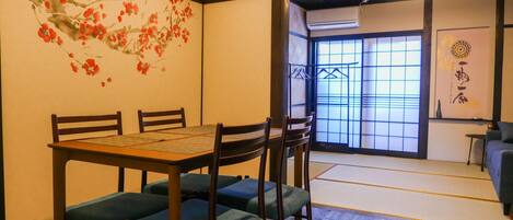 Rent Temarian house in Kanazawa | Japan Experience - Living / dining room