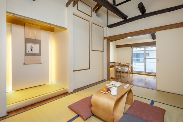 Rent Tsukinowacho house in Kyoto | Japan Experience - Living room