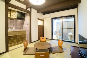 Rent Kyoka-an house in Kyoto - Living / dining room