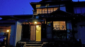 Rent Uta Yomi Dori house in Kyoto | Japan Experience - Front of property (at night)