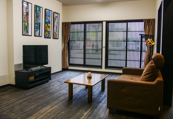 Rent Higashiyama Tomarigi house in Kanazawa - Living room