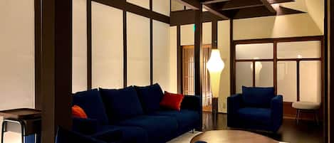 Mieten Sie das Sankoku Bashira-Haus in Kyoto - Wohnzimmer