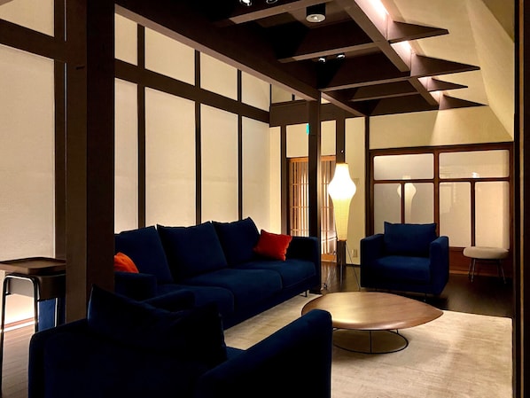 Mieten Sie das Sankoku Bashira-Haus in Kyoto - Wohnzimmer