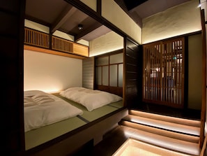 Mieten Sie das Sankoku Bashira-Haus in Kyoto - Schlafzimmer im Erdgeschoss mit Futons