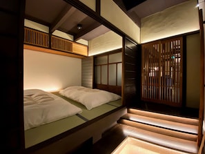 Rent Sankoku Bashira house in Kyoto - Ground floor futon bedroom