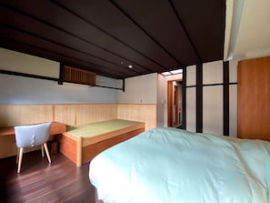 Mieten Sie das Sankoku Bashira-Haus in Kyoto - Schlafzimmer im Obergeschoss