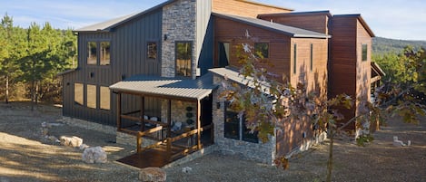 Sky High 'Homa - Luxury cabin that sleeps 23!