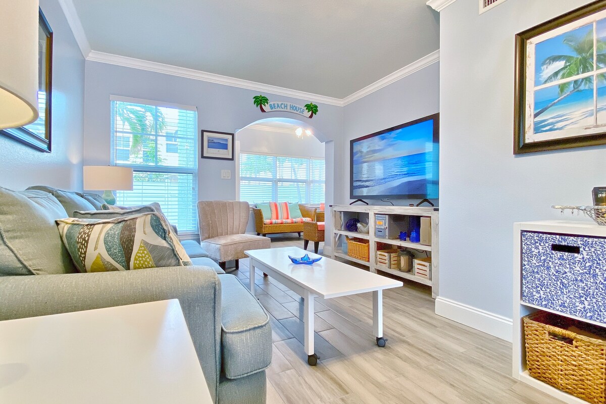 Upscale 1st-floor condo with private entrance & patio, pool, washer/dryer & AC