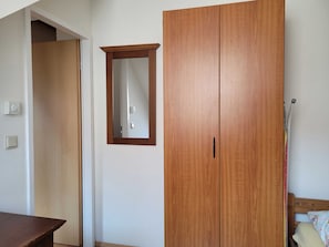 Schlafzimmer mit Einzelbett und Kleiderschrank (Dachschräge)