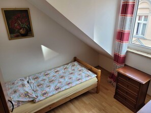 Schlafzimmer mit Einzelbett und Kleiderschrank (Dachschräge)