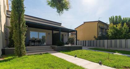 House in a villa with large private patio in the common garden, in a central position 50 m from the sea and the pedestrian center