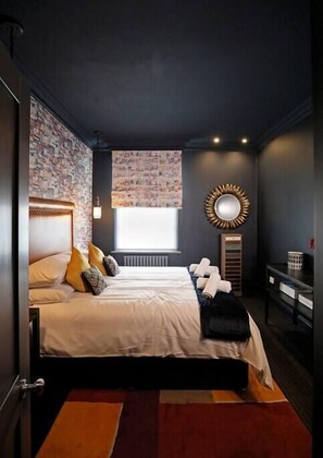 With this superbly comfortable bed, you will have a restful night's sleep