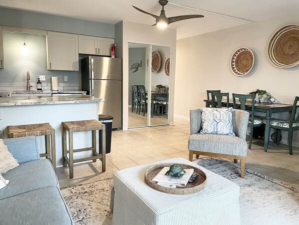 SUNSPOT 303 - KITCHEN & DINING AREA