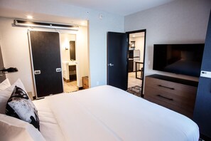 2 Deluxe Queens Guest Room 1