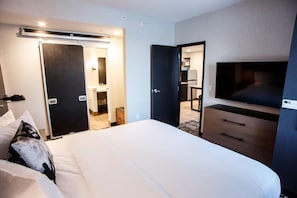 2 Deluxe Queens Guest Room 1