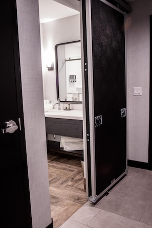 5 Deluxe Queens Bathroom