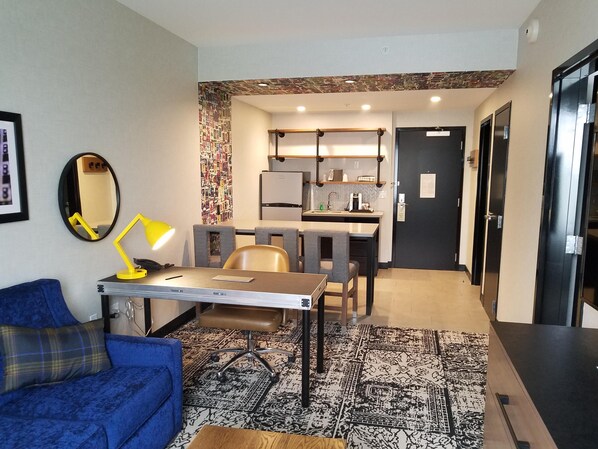 1 Deluxe Queens Living Area