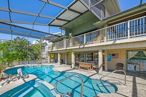 Great private back pool area
