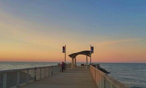 Just minutes from Sims Beach, our home offers the perfect spot for sun, sand, and serenity. Whether you're planning a sunset stroll, the shore is always within easy reach—making your getaway even more relaxing and fun. 🌊☀️