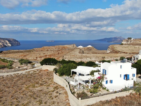 Arcana Villas just a breath away from the caldera of Akrotiri