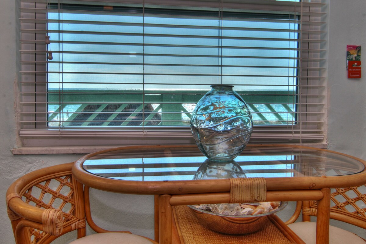 Charming Gulf front condo with views of Belleair Beach, outdoor pool, central AC