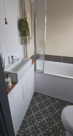 Twin Room Ensuite with bath, basin and toilet